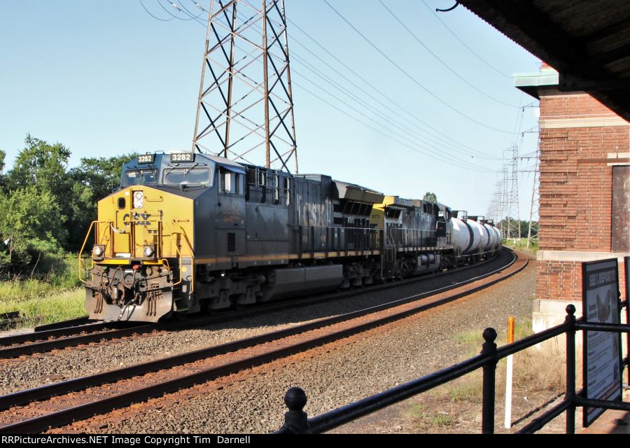 CSX 3282 leading Q438